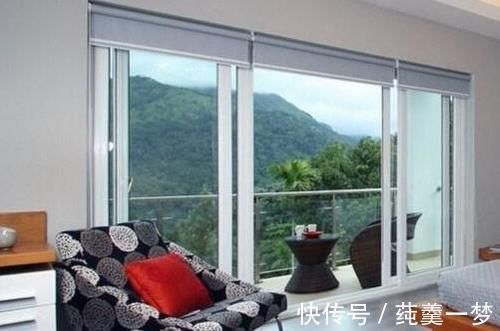 占地方|家里阳台不要装推拉门了,不实用又占地方,聪明人都装这种代替
