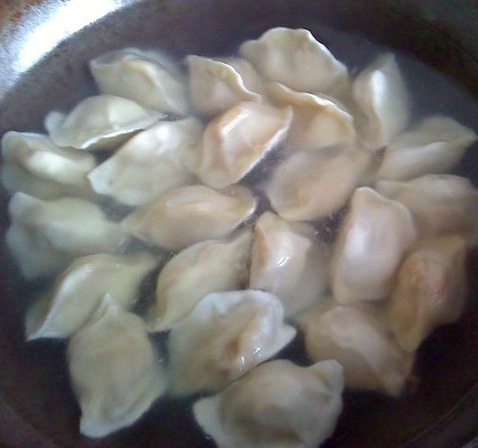 煮速冻饺子时,最忌开水下锅,很多人做错,难怪饺子不好吃还破皮