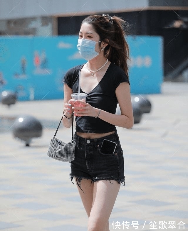 性感 将牛仔裤穿出高级感,精致配饰少不了,温婉时尚性感贵气