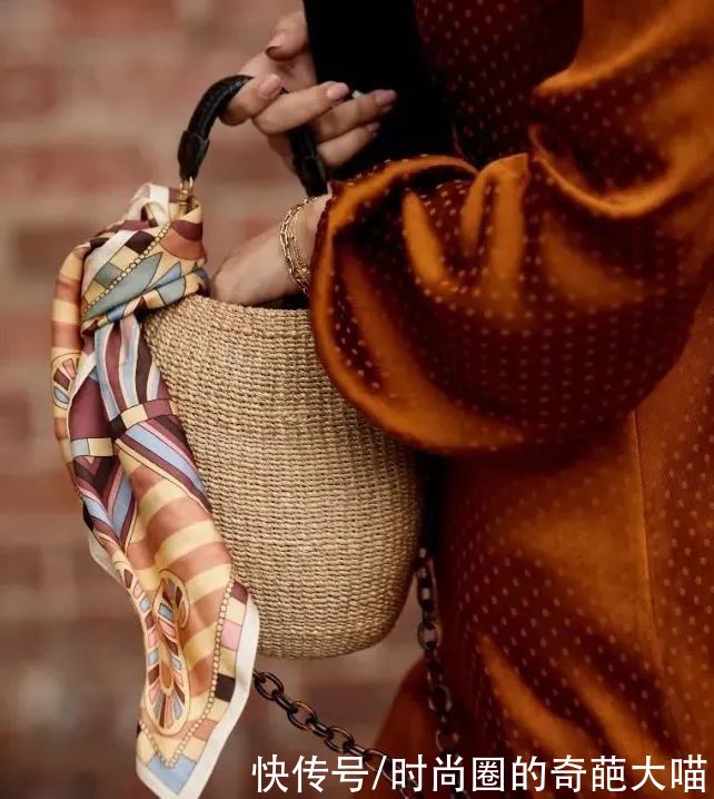 奥黛丽赫本|丝巾你还围出大妈味道？学会这小巧思，胜过你买一百件土气新衣