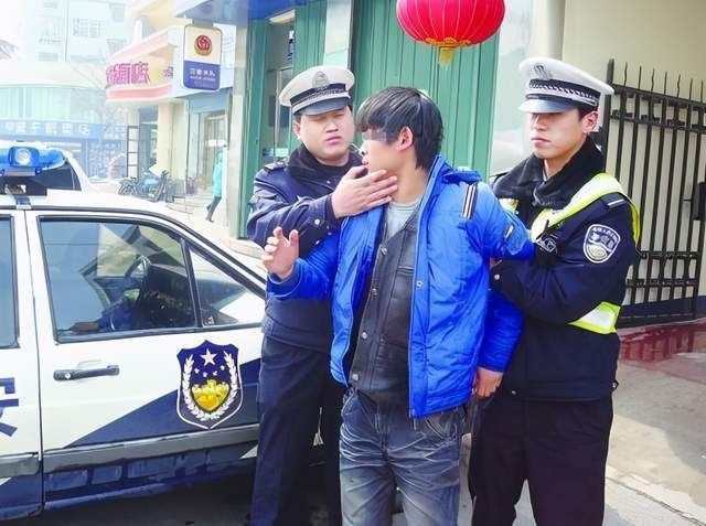 小刘|公交车上女儿突然喊脚疼,宝妈低头一看报了警,乘客:孩子真聪明