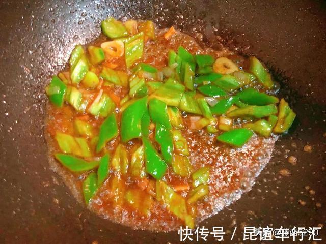 宽粉|尖椒炒东北水晶大拉皮,三分钟出锅的快手菜,谁吃谁香