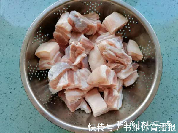 猪皮|做红烧肉，最忌焯水和用水炖了，教你一招，肥而不腻，太解馋了