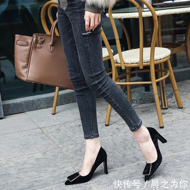 高跟鞋 尖头细高跟鞋经典款式重新赋予了新的时尚灵魂,就像点睛之笔