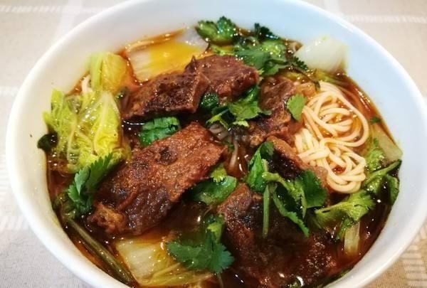  简单|面馆师傅教你做红烧牛肉面，简单3步，香辣筋道，吃的过瘾