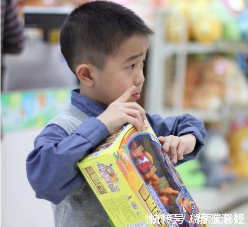 要求式|儿子抓着商场玩具不撒手,妈妈不打不骂高情商的做法,受店主点赞