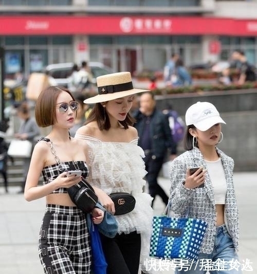 街拍|街拍:明眸皓齿白可爱的美女,搭配有致好看又时尚非常会穿搭!