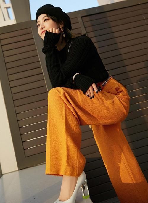 女人穿阔腿裤时,尽量少搭这3双鞋,换上另外几款,时髦又显高