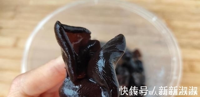 木耳炒鸡蛋|鸡蛋和这3样蔬菜一起炒,营养又低脂,入春后我家1周吃5次,太鲜了