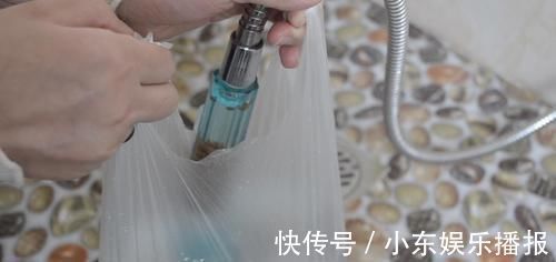 疏通|淋浴喷头堵了不用怕，学会这诀窍，只需一个塑料袋就能轻松解决