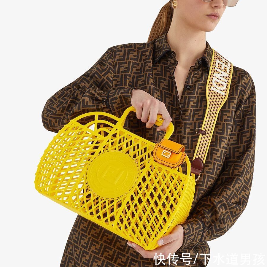 芬迪FENDI最新设计出圈,网友说像去澡堂用的篮子