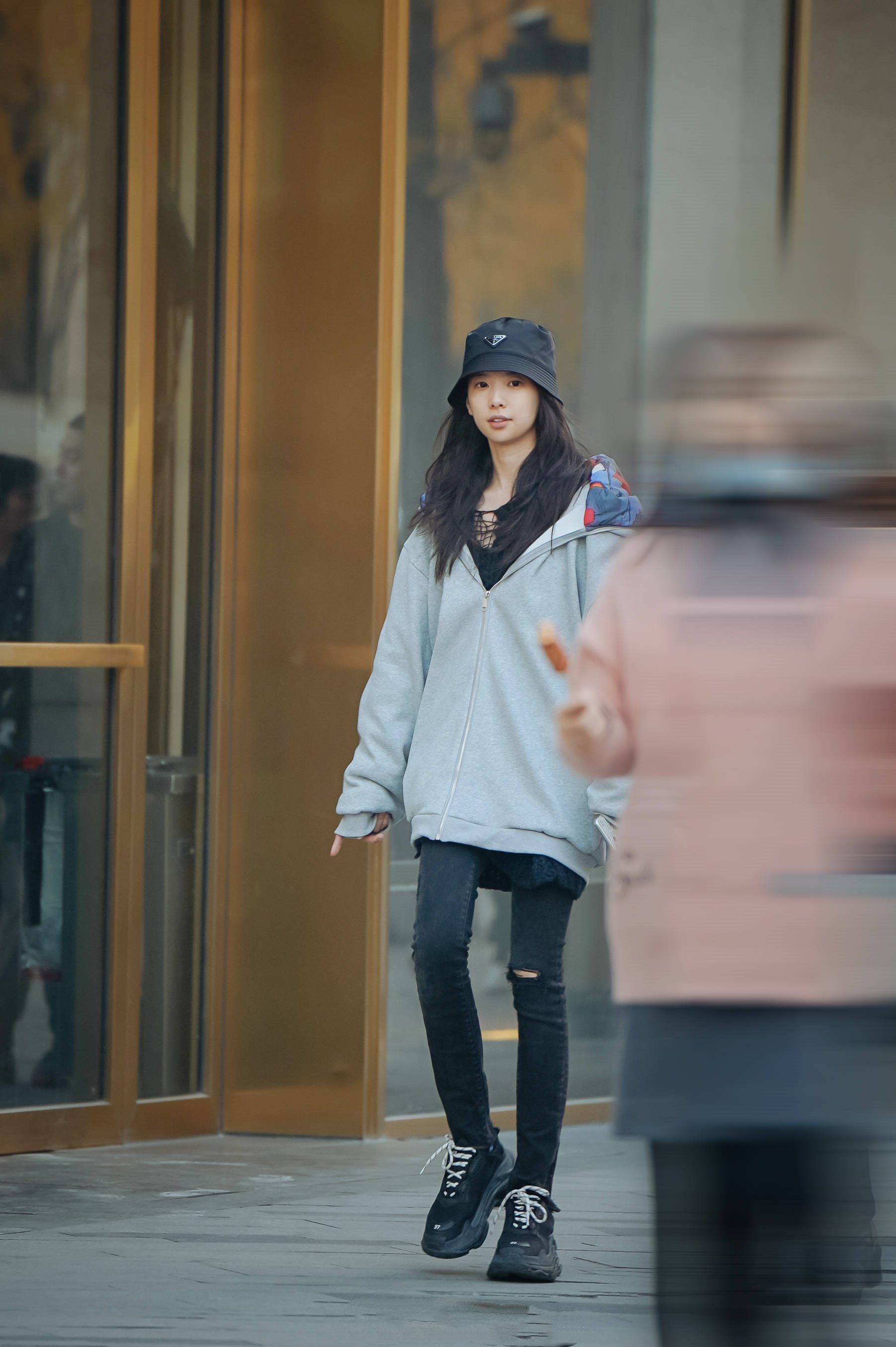 街拍: 是不是只有穿牛仔裤才有所谓的轻熟感