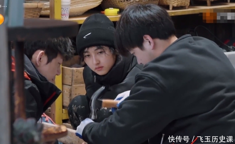 钉子太短,彭昱畅钉木头却“一场空”,何炅的表情过于真实了