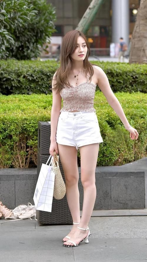 高跟凉鞋|街拍:高跟凉鞋搭配热裤,清凉时髦还显脚白,女生美感十足