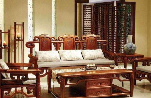 红木|客厅沙发中哪种沙发最实用，听听老师傅分析