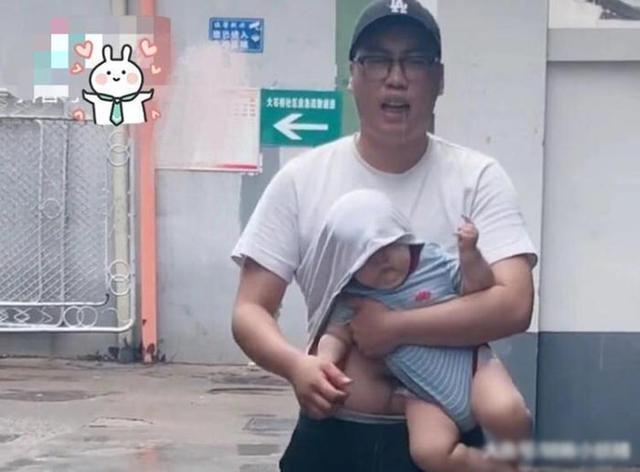 无奈|“不靠谱奶爸”火了，萌娃一脸无奈：考虑过我的感受吗