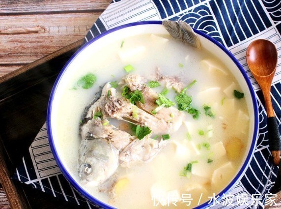 无论煎鱼或煎豆腐，别直接下锅煎！多做这一步，保证不粘锅不破皮