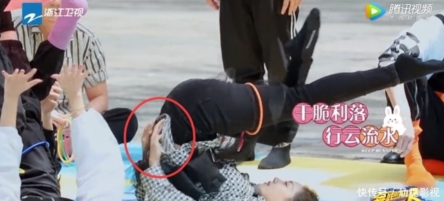 宋雨琦|《奔跑吧》苗苗做游戏险走光,宋雨琦帮忙遮挡,主动拉baby起身细节暖心