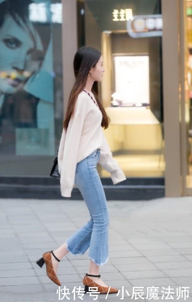 显得|路人街拍,姐妹选择白色一字肩,显得人很精致