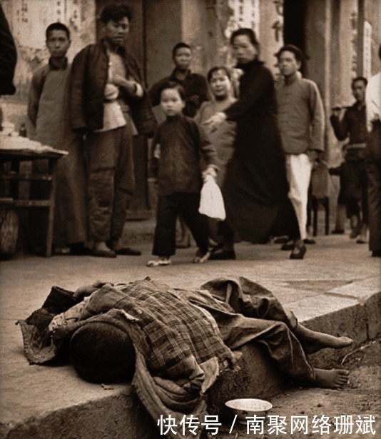 乞丐|清末民初的老照片:图三乞丐冻死街头,图七是大清朝最高的男人