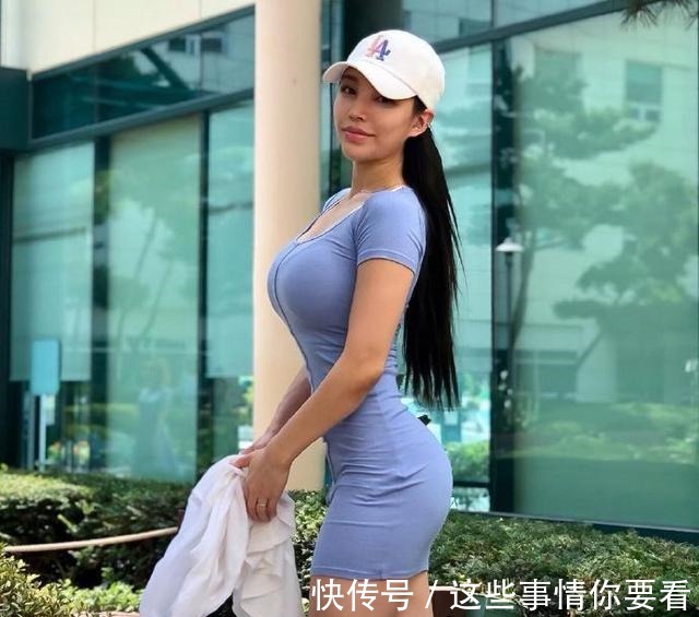 小皮裙 淡蓝色T恤搭配黑色小皮裙,俏皮可爱,貌美如花!