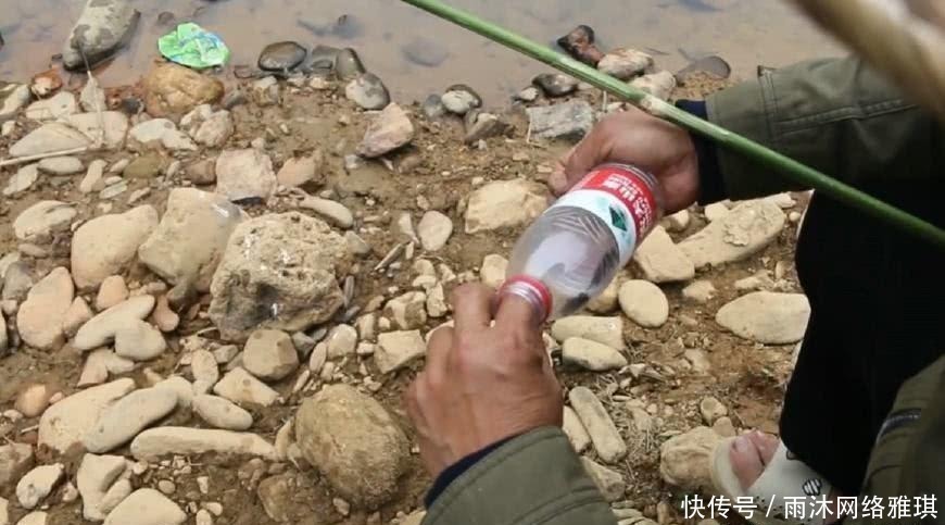 钓鱼|山居老伯钓鱼,竹子做竿,蟑螂做饵,可钓的鱼一百一条