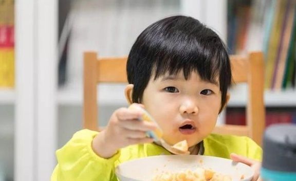 医生再次强调:别再这样喂孩子,容易积食不说,还影响大脑发育!