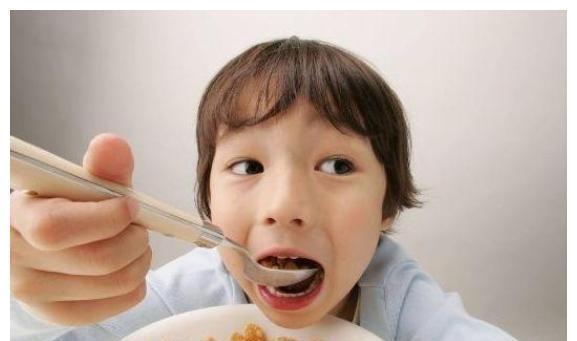 孩子|爱积食的娃是因面条吃多了?医生:给娃消积食,4种食物或要少吃