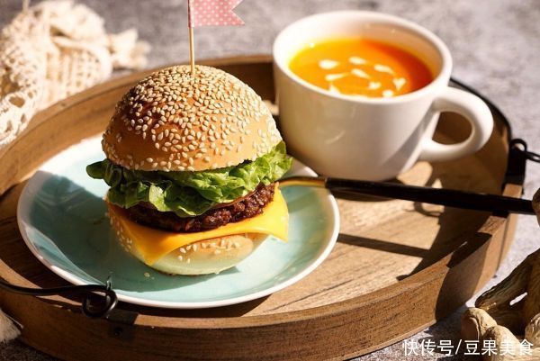 姑娘隔三差五就要吃牛肉汉堡，超好吃还不长肉