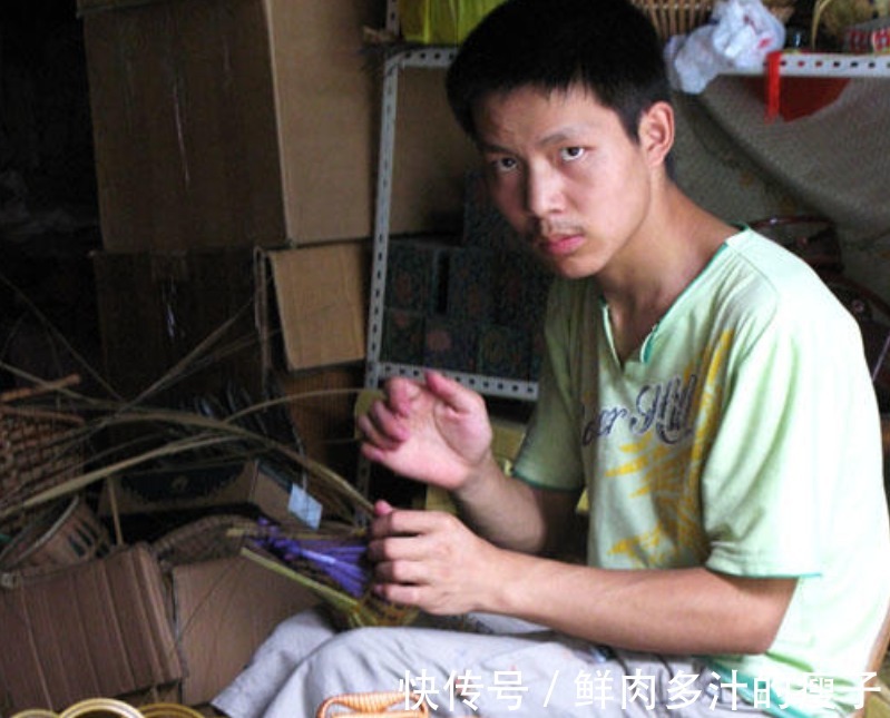 余昌|大三学生十余年坚持手工，月入达20万，制作的铜钱树令人争抢