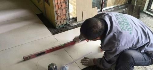 工人|贴瓷砖要注意哪些问题?学会之后再去监工,工人再也不敢偷工减料