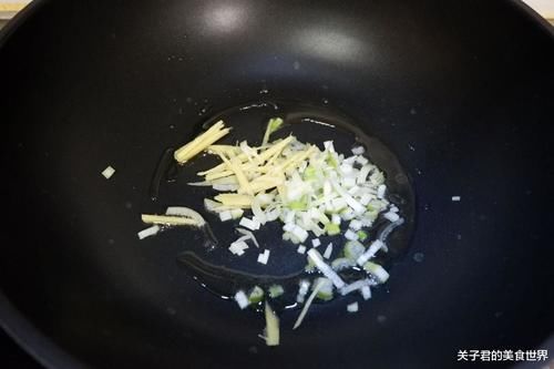  鸡肉|鸡肉吃起来的口感也非常的软嫩，把它和山药搭配在一起，分享炖鸡小技巧