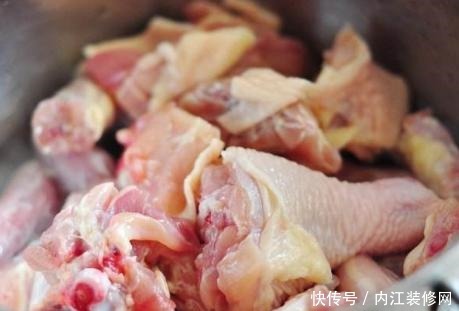 炖鸡汤时,有人直接炖有人先焯水大厨都不对,难怪鸡汤口感差