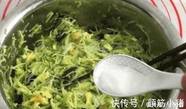 包饺子|用萝卜包饺子需要焯水吗?水饺店老板说出正确做好,怪不得不好吃