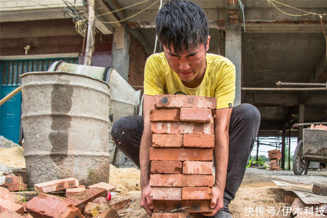 儿子|15岁儿子不愿读书,爸爸的做法太“硬核”:不读书就去工地搬砖吧