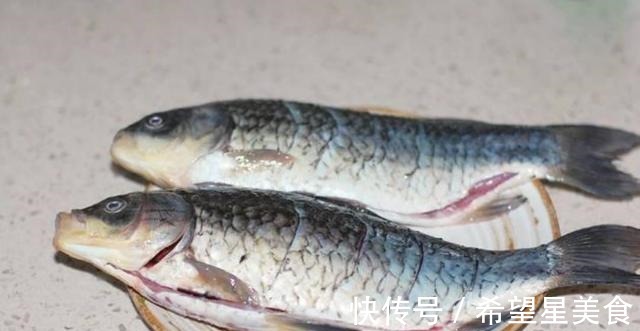 鲫鱼|爱吃鱼的有福啦！加入这个东西，包你做出来的鱼鲜香入味又下饭！