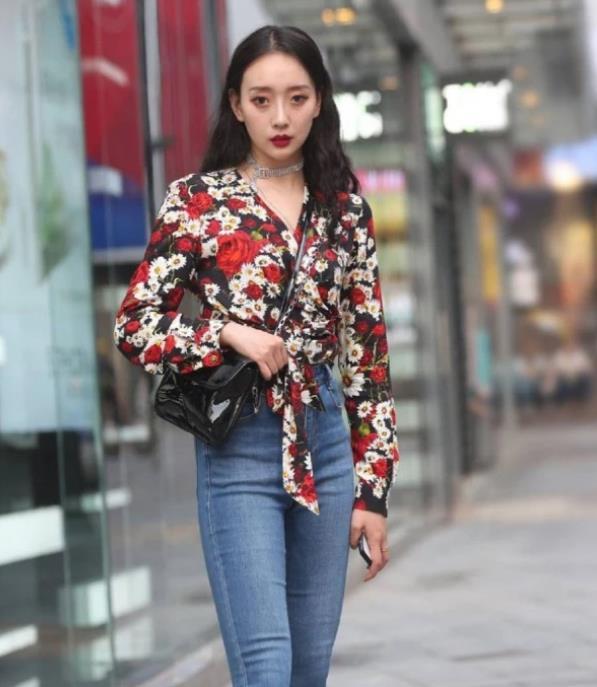 街拍:笑容甜美的小姐姐,穿着拼色外套,显得青春靓丽