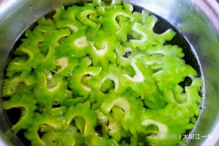 爽口|入伏后,苦瓜就得这样吃,一点苦味也没有,清凉爽口还解腻