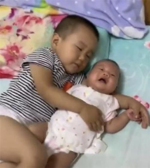 妹妹|哥哥帮妈妈哄妹妹午休,结果自己先睡着了,妈妈看后又暖心又好笑