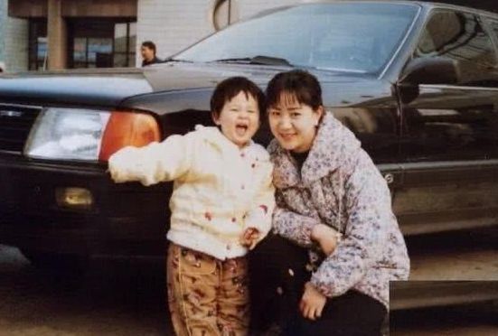 爸爸|“爸,你怎么看上我妈了?”儿子看到父母年轻的照片后,产生疑问