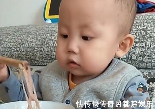 面条|才1岁,用筷子熟练吃面条,孩子走红网络, 网友 就服你!