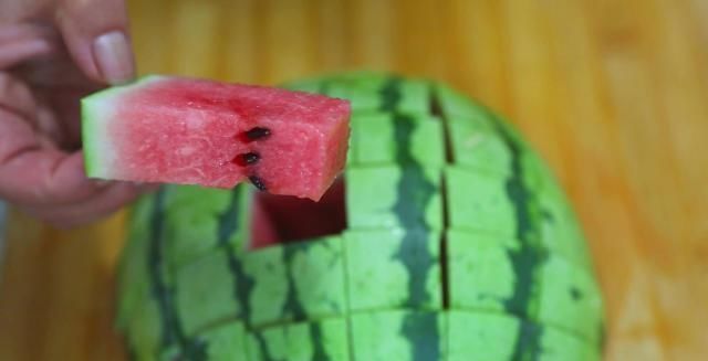 果汁|开启吃西瓜的创意新方式用这三个动作切西瓜它不脏也不流果汁