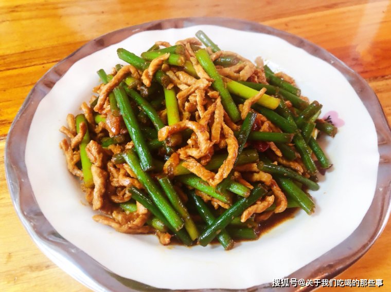 蒜薹炒肉丝，和厨师学了2招，蒜薹又绿又脆，肉丝又嫩又滑，真香