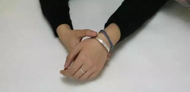 常戴“银手镯”的女性，10年后身体会有什么变化不少人都戴错