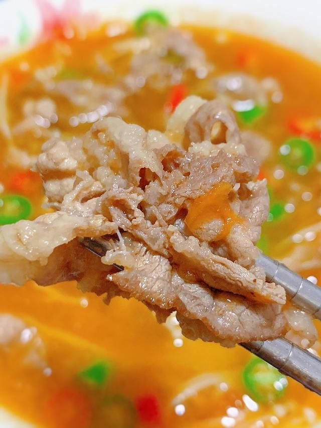 酸汤肥牛金针菇做法超简单,酸辣开胃又下饭,好吃到汤汁都不剩!