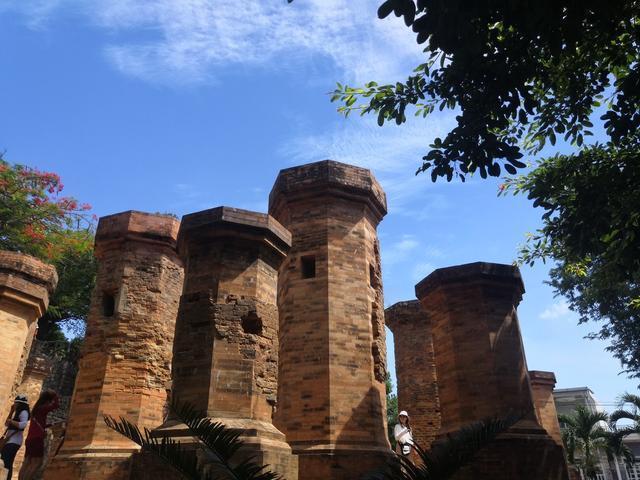 老年|这里的建筑风格有些吴哥窟的味道,但是规模小的多,还是值得一览