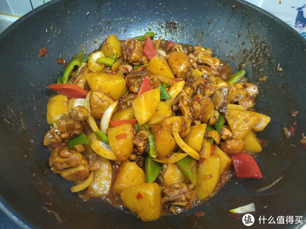 土豆和这肉是绝配，入冬后要常吃，滋补不上火，好吃到汤汁都不剩