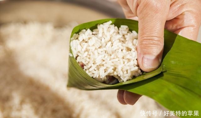 广式甜点“芒果糯米糍”,比雪媚娘制作简单,奶香浓郁,软糯拉丝