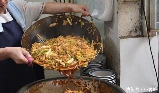 食客|小夫妻开餐馆,大乱炖10元一份米饭不限量,食客奔着老板娘来