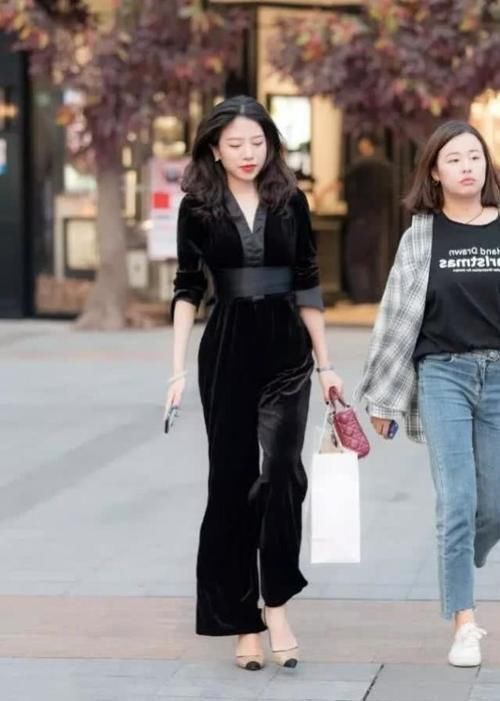 路人街拍,辣妈穿黑色的连体裤帅气大方,非常个性